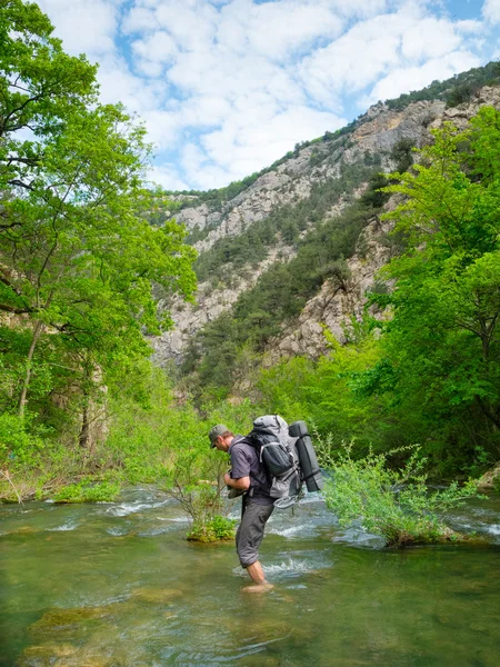 Hiker crosses a river — Stock Photo, Image