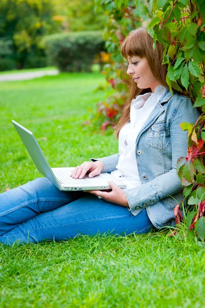 노트북으로 일하는 젊은 여자 — 스톡 사진