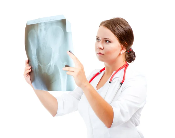 Fiatal orvos megvizsgálja egy röntgenkép — Stock Fotó