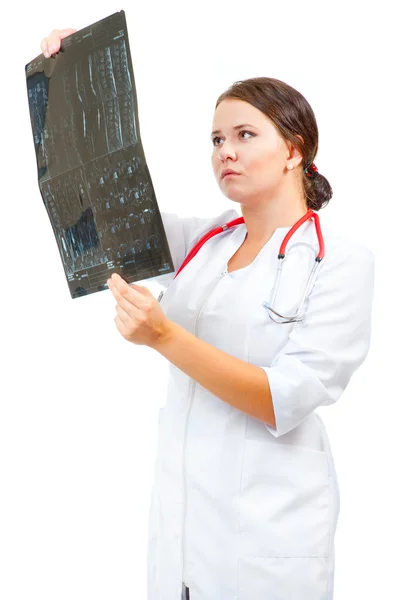 Молодой врач осматривает рентгеновское изображение — стоковое фото