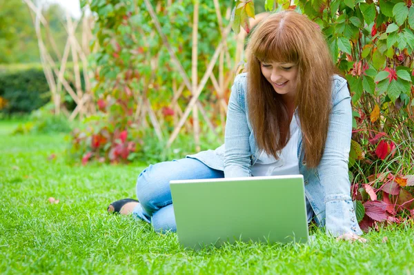 Giovane donna che lavora sul computer portatile — Foto Stock