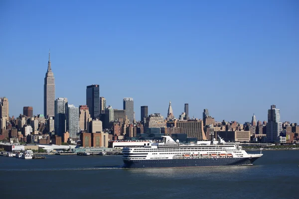 Нью-Йорк на фоне линии горизонта и круизных судов — стоковое фото