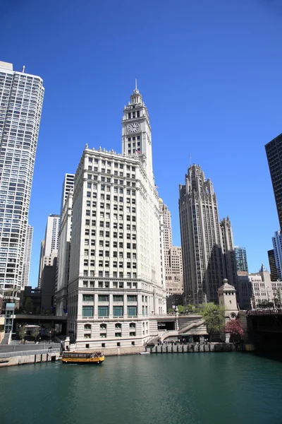 Chicago-folyóra és a skyline — Stock Fotó