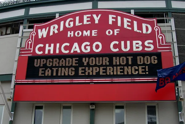 Wrigley field znak - chicago cubs — Zdjęcie stockowe