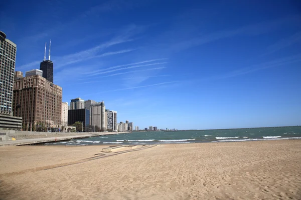 芝加哥的天际线和海滩 — 图库照片