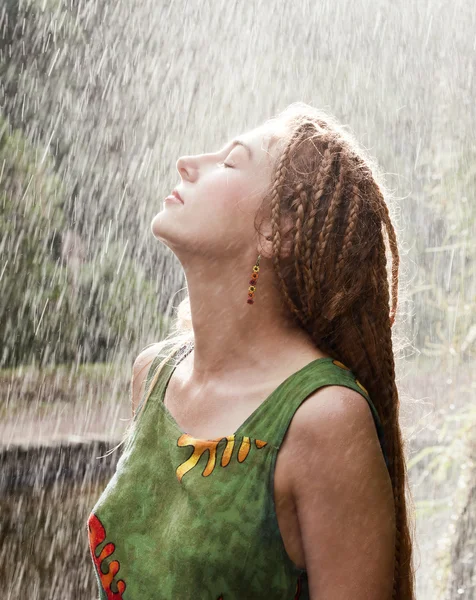 Donna rinfrescante sotto la pioggia — Foto Stock