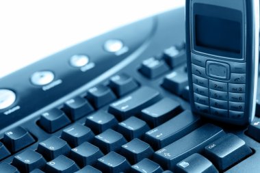 bilgisayar klavye ve cep telefonu