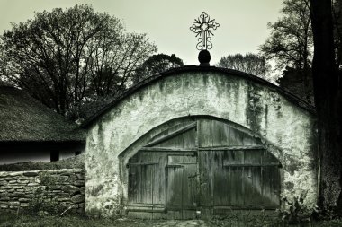 yaşlı kapısı olan ürkütücü antik yer