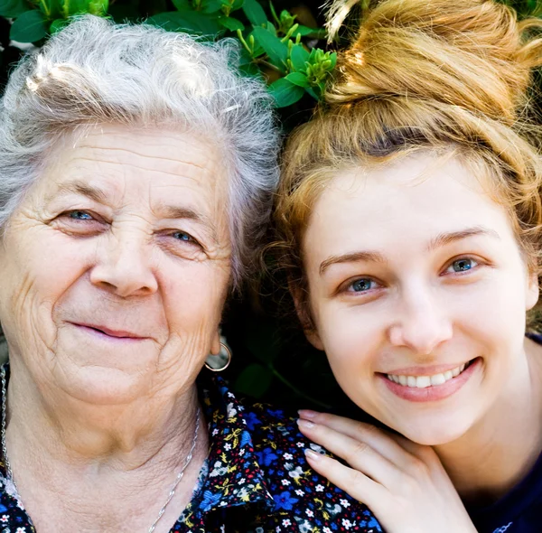 Grootmoeder met haar kleindochter — Stockfoto