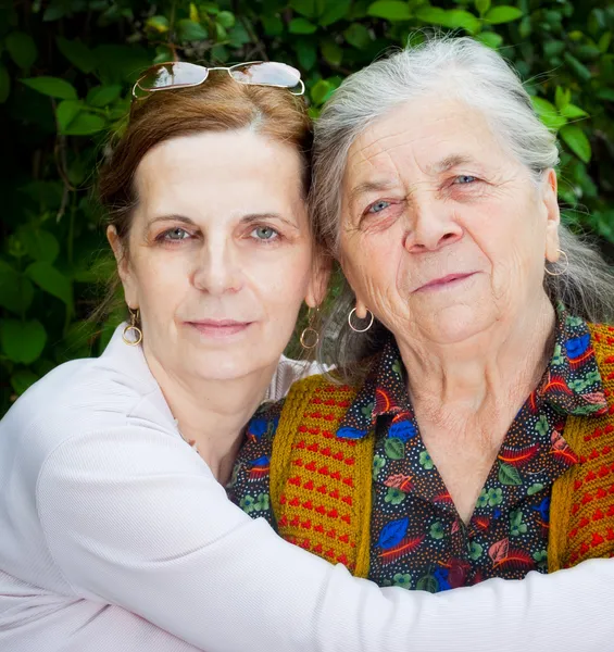 Familj - medelåldern dotter och senior mor — Stockfoto