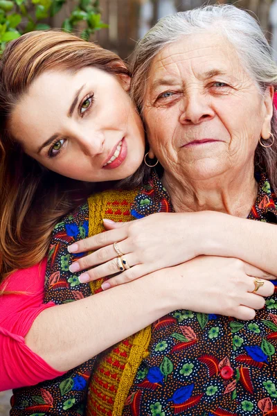 Család - boldog fiatal nő, és a nagymama — Stock Fotó