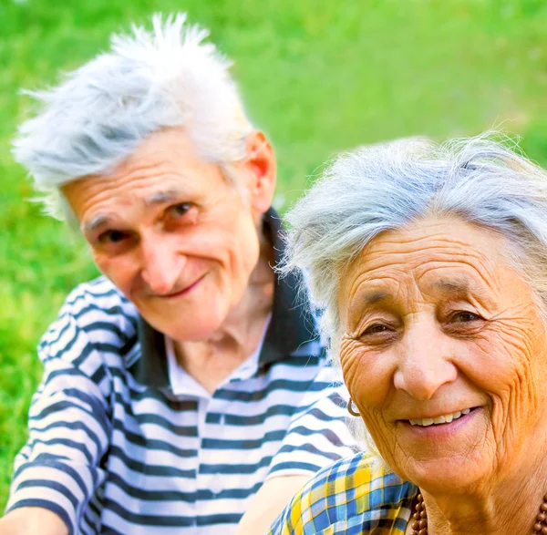 Felice coppia di anziani — Foto Stock