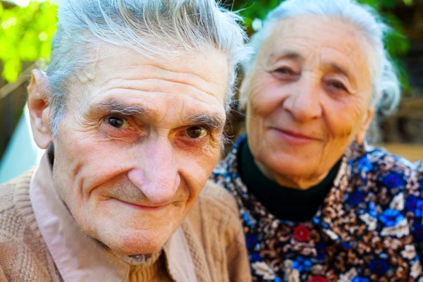 Régi pár - két boldog nyugdíjas — Stock Fotó