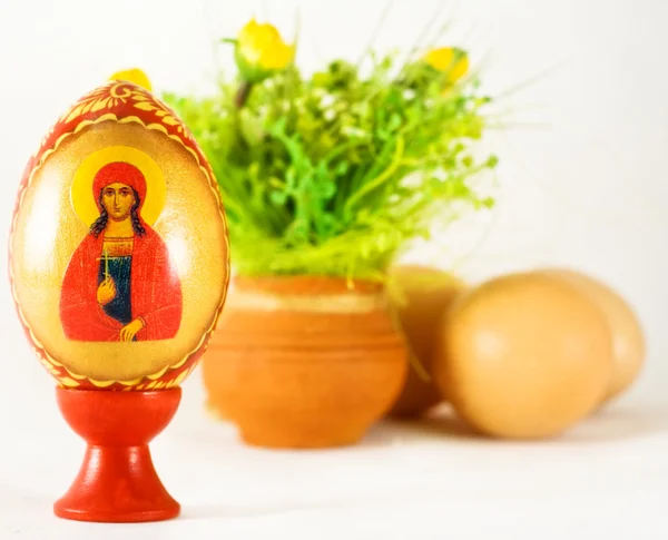 Velikonoce a náboženství - malované vajíčko a ozdoby — Stock fotografie