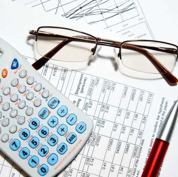 Financieel verslag - rekenmachine, bril en papers — Stockfoto