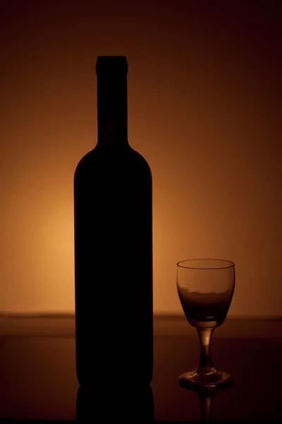 Garrafa de vinho e vidro sobre fundo vintage — Fotografia de Stock