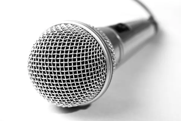 Um microfone no fundo branco — Fotografia de Stock