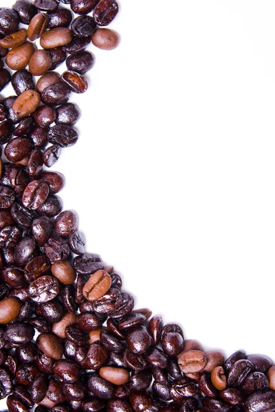 Kahve çekirdekleri beyaz boşaltmak izole — Stok fotoğraf