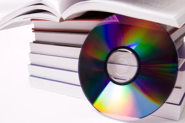Koncepcja książka audio - stos książek i cd — Zdjęcie stockowe