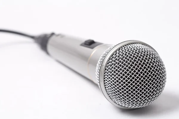 Один металевий мікрофон на білому тлі — стокове фото