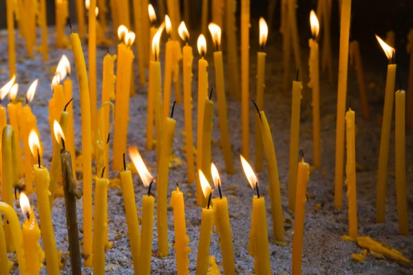Velas de cera queimando na igreja para a Páscoa — Fotografia de Stock