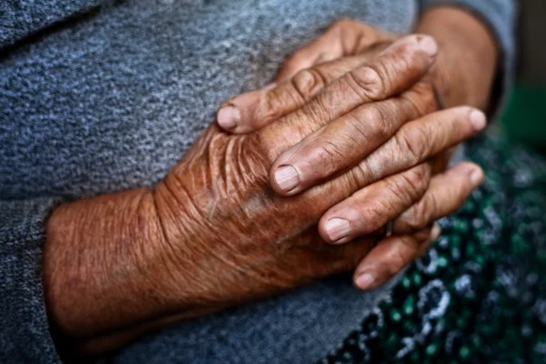 Szczegóły na rękach starego starszy pomarszczona kobieta — Zdjęcie stockowe