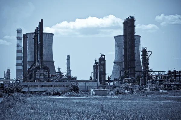 Torri industriali nella raffineria di petrolio — Foto Stock