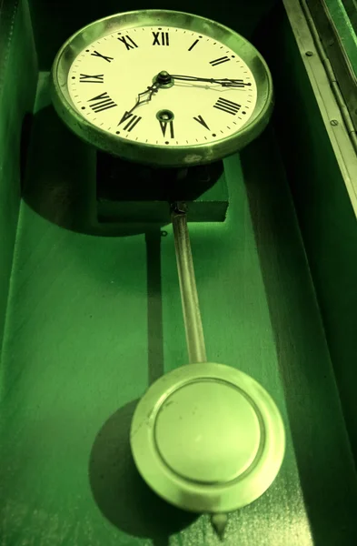 Velho relógio retro pêndulo antigo — Fotografia de Stock