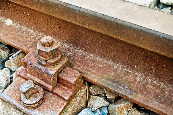 Vista macro na ferrovia enferrujada metálica — Fotografia de Stock