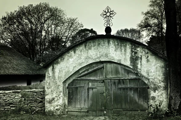 Yaşlı kapısı olan ürkütücü antik yer — Stok fotoğraf