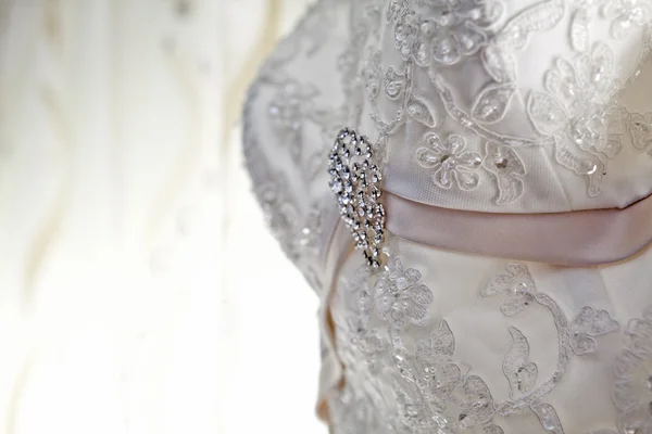 Luxusní svatební šaty s pěkné šperky — Stock fotografie