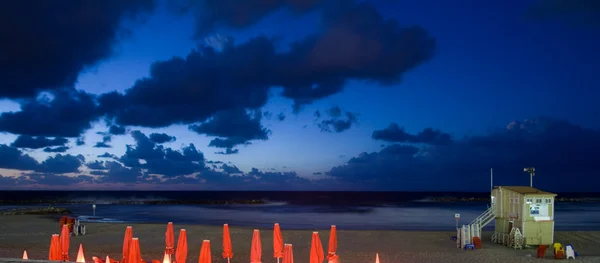 Gün batımında sahilde — Stok fotoğraf