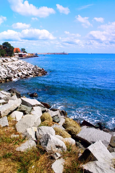 Güzel deniz manzarası - deniz, mavi gökyüzü ve Sahil kayalar — Stok fotoğraf