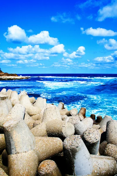 Cena colorida - mar azul, céu e nuvens inchadas — Fotografia de Stock