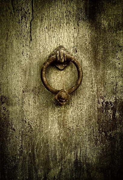 Grunge achtergrond - roestig antieke deur knocker — Stockfoto