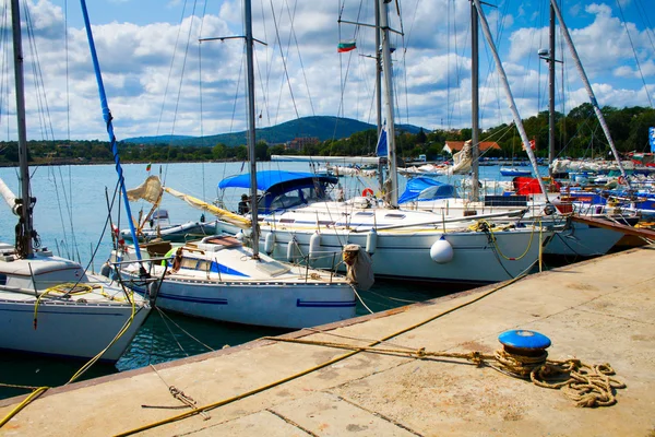 Yachts dans le port de Tsarevo, Bulgarie — Photo