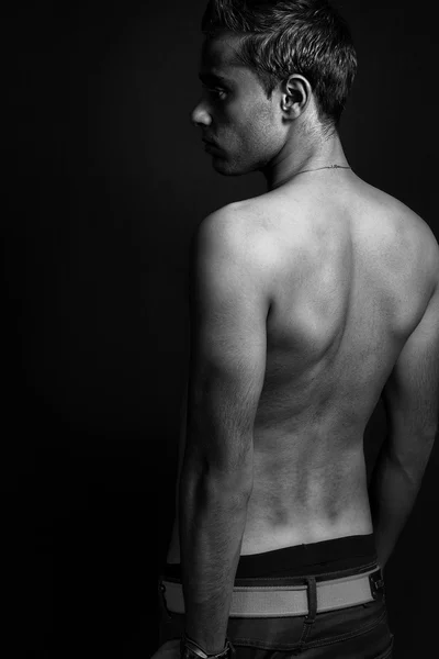 На спине сексуального мужика без рубашки — стоковое фото
