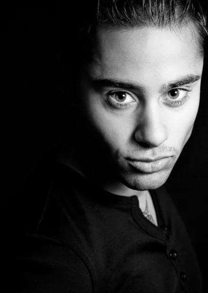 Egy spanyol jóképű férfi sötét portréja — Stock Fotó