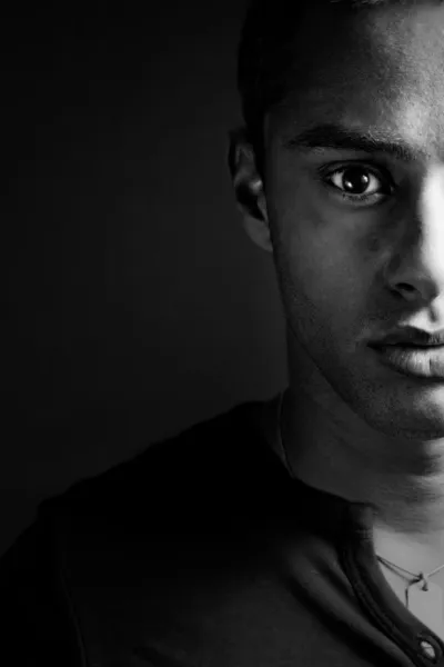 Metade da cara de um homem negro sensual masculino — Fotografia de Stock