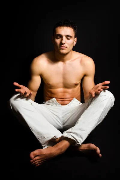 Ung man i yoga position — Stockfoto