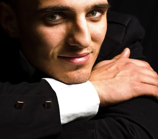 Glimlach van elegante knappe man met sensuele ogen — Stockfoto