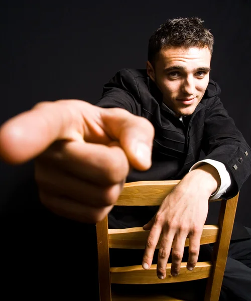 Schöner selbstbewusster junger Mann mit erhobenem Zeigefinger — Stockfoto