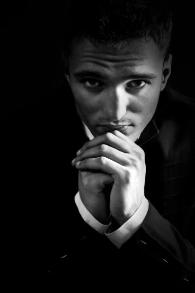 Verdrietig man in de donkere bidden tot god — Stockfoto
