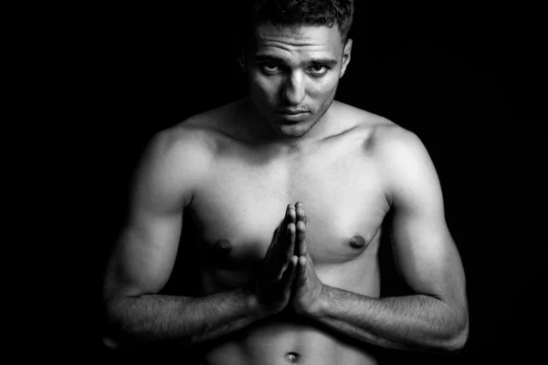 Духовный портрет человека, молящегося или занимающегося йогой — стоковое фото