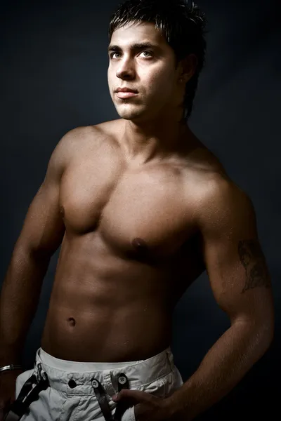 Sexy muscular bonito homem — Fotografia de Stock