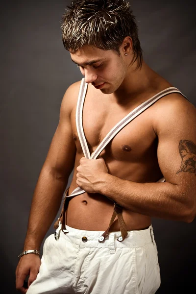 Sexy gespierde shirtless jonge man — Stockfoto