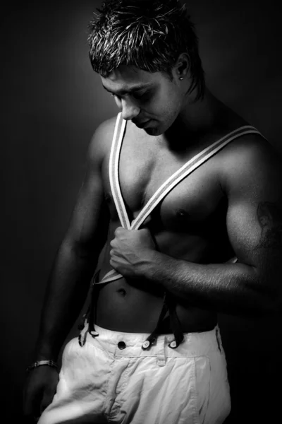 英俊的年轻男子，与性感的肌肉身体 — 图库照片