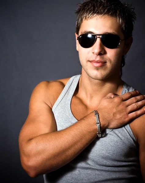 Модный портрет сексуального мужчины в солнечных очках — стоковое фото