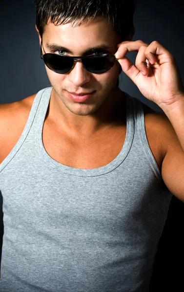 Knappe jonge sexy man met zonnebril — Stockfoto