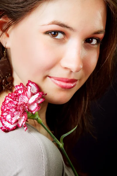 여성의 아름다움과 붉은 카네이션 꽃 — 스톡 사진
